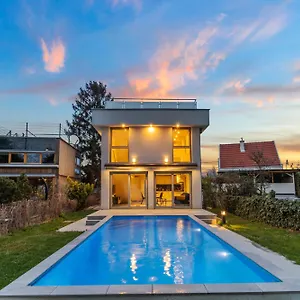 Jaeger Mit Pool In Villa Wien